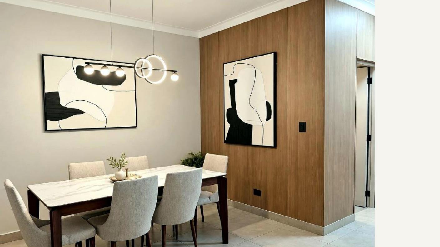 Comedor contemporáneo con revestimiento de madera