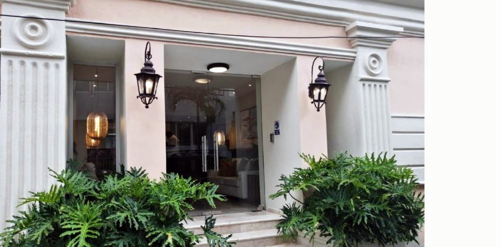 Entrada del lobby de Torre Sol de Oro